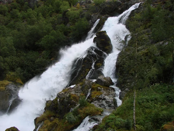 滝の近所 Briksdale、ノルウェー — ストック写真