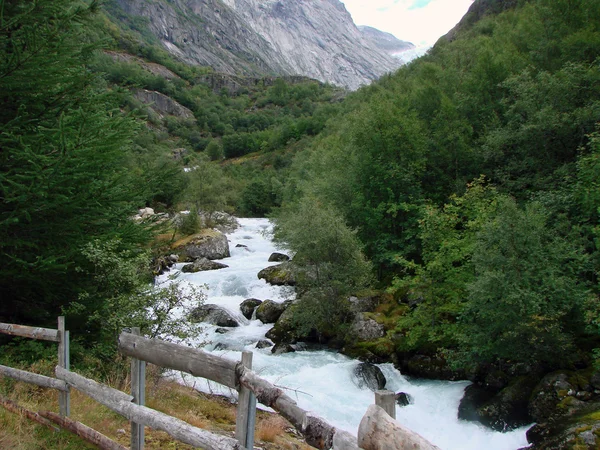 Montanhas rio Noruega — Fotografia de Stock