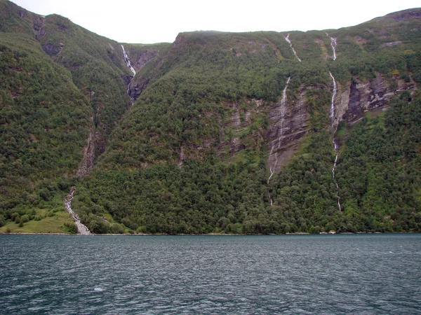 Wasserfall und Fjord — Stockfoto