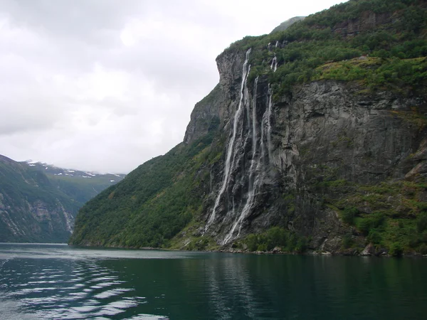 Wasserfall und Fjord — Stockfoto