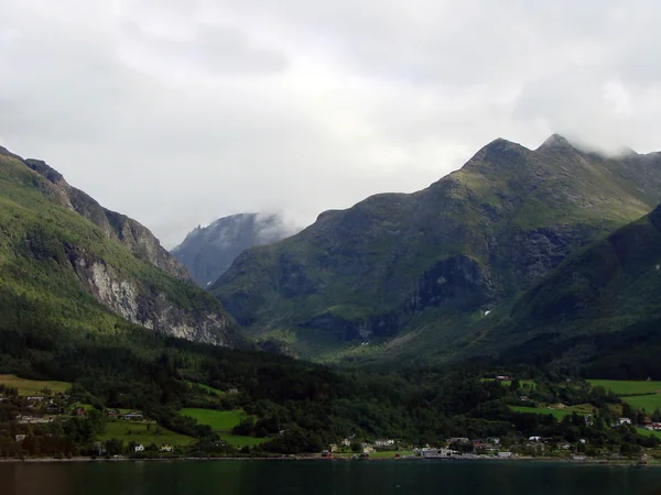 A fjord partján falu — Stock Fotó