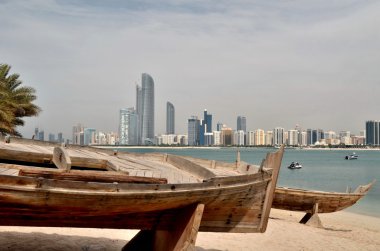 Abu Dabi içinde gökdelenler arka plan üzerinde eski tekne