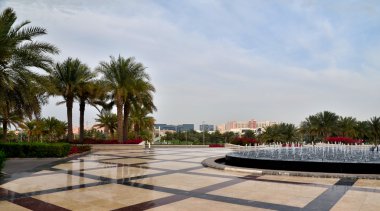 Çeşme dışında Abu Dabi Camii Meydanı'nda