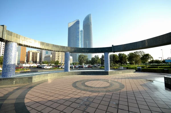 Der Brunnen auf dem Hintergrund von Wolkenkratzern in abu dhabi, Einheit — Stockfoto