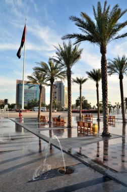 Abu Dhabi, birim içinde gökdelenler arka plan üzerinde Çeşme