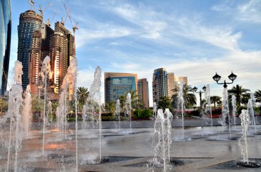 Abu Dabi içinde gökdelenler arka plan üzerinde Çeşme