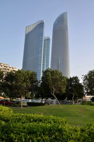 Rascacielos en Abu Dhabi, Emiratos Árabes Unidos — Foto de Stock