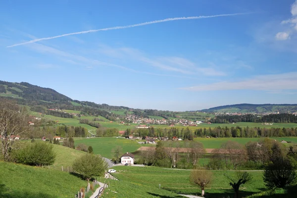 Luchtfoto van een Zwitserse land dorp. — Stockfoto