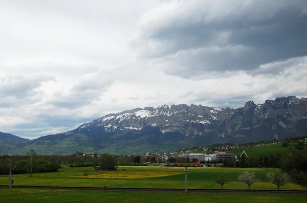 Flygfoto över en schweizisk land by — Stockfoto