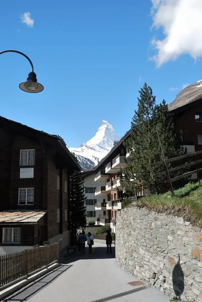 Vista de la casa Zermatt, con una montaña, Suiza . — Foto de Stock