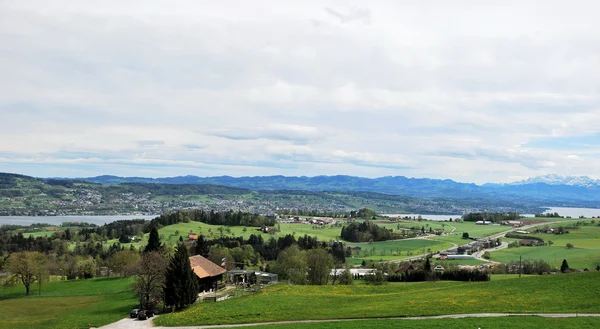Flygfoto över en schweizisk land by — Stockfoto