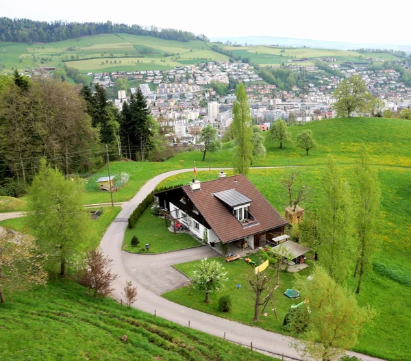 Luchtfoto van een Zwitserse land dorp — Stockfoto