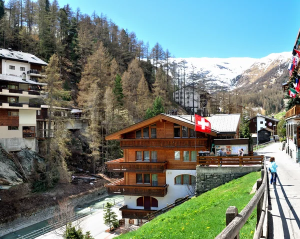 Blick auf zermattes Haus, mit Bergen, Schweiz. — Stockfoto