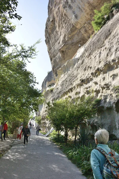 Bakhchisaray Crimea September 2020 Tourists Walking Trail Holy Dormition Cave — Stock Photo, Image