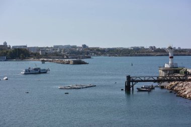 SEVASTOPOL, CRIMEA - 20 Eylül 2020: Konstantin bataryasının duvarlarından Sivastopol şehri manzarası