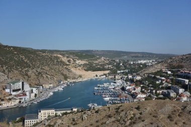 BALAKLAVA, CRIMEA - 22 Eylül 2020 Balaklava Koyu 'nun iskeledeki tekne ve yatlarıyla görüntüsü