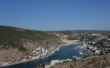 BALAKLAVA, CRIMEA - 22 Eylül 2020 Balaklava Koyu 'nun iskeledeki tekne ve yatlarıyla görüntüsü