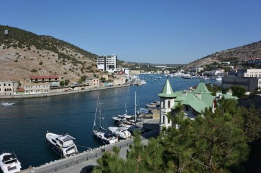BALAKLAVA, CRIMEA - 22 Eylül 2020 Balaklava Koyu 'nun iskeledeki tekne ve yatlarıyla görüntüsü