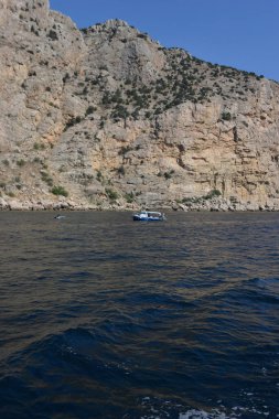 SEVASTOPOL, CRIMEA - 22 Eylül 2020: Karadeniz manzarası ve Kırım yarımadasındaki kayalıklarda balıkçılar