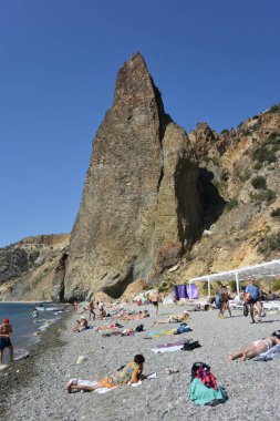 SEVASTOPOL, CRIMEA - 22 Eylül 2020: Cape Fiolent 'teki Jasper Plajı' nda dinlenen turistler