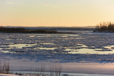 Akşamları Irtysh Nehri, Omsk Bölgesi, Sibirya, Rusya