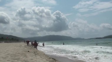 SanyA, ÇİN - 18 Mayıs 2011: Yalong Körfezi 'ndeki Hainan adasında dinlenme