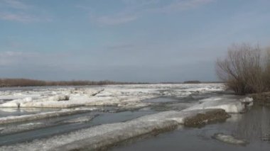 Rusya 'nın Omsk Bölgesi, İrlanda Nehri üzerindeki buz akıntısı