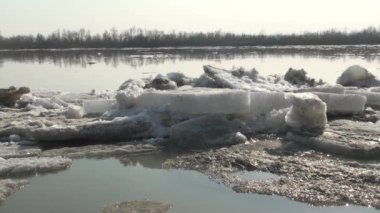 Rusya 'nın Omsk Bölgesi, İrlanda Nehri üzerindeki buz akıntısı