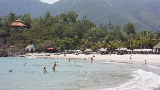 Nha Trang Vietnam Március 2018 Nyaralók Úszás Napozás Strandon — Stock videók