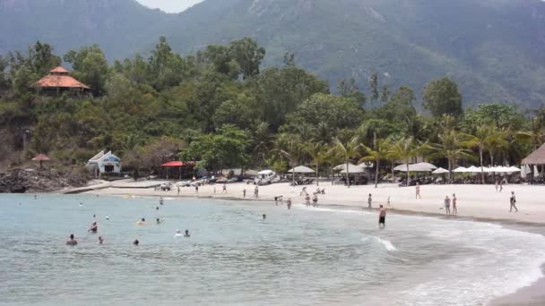 Nha Trang Vietnam Marzo 2018 Vacacionistas Nadando Tomando Sol Playa — Vídeos de Stock