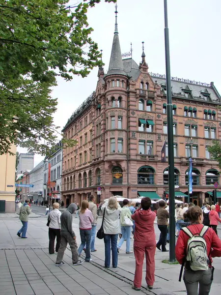 Oslo Noruega Agosto 2008 Los Turistas Familiarizan Con Arquitectura Capital — Foto de Stock