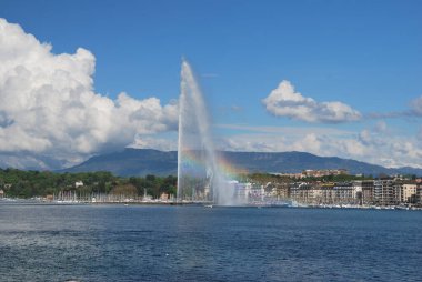 GENEVA, SWitzERLAND - 2 Mayıs 2012: Cenevre Cenevre 'deki Cenevre Gölü Çeşmesi şehrin bir simgesidir ve dünyanın en büyük çeşmelerinden biridir.