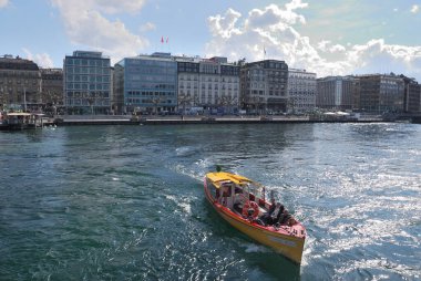 GENEVA, SWitzERLAND - 2 Mayıs 2012: Cenevre 'nin güzel şehri olan Rhone Nehri