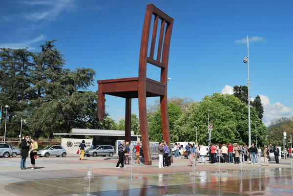 GENEVA, SWitzERLAND - 2 Mayıs 2012: Kırık Sandalye heykeli Cenevre 'deki Place des Nations' a, Palais des Nations 'ın ana girişinin önüne monte edilmiştir.