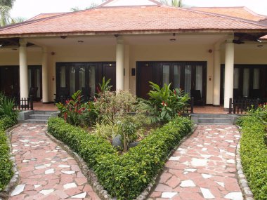 Tropikal bahçede yol, Nha Trang, Vietnam