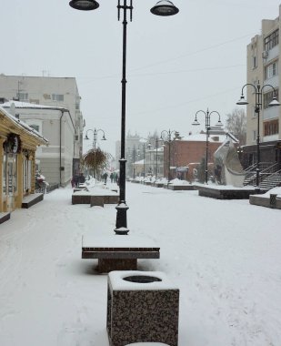 OMSK, RUSSIA - 10 Aralık 2017: Chokan Valikhanov Caddesi, Sibirya Bölgesi, Rusya