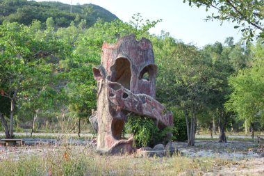 Nha Trang, Vietnam - 22 Mart 2018: Dinlenmek için ağaç dikilmiş eski bir ağaç şeklinde yapılmış