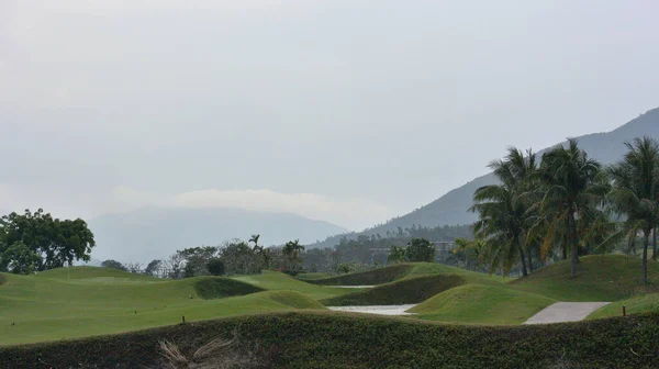 Blick Auf Den Golfplatz Vor Dem Hintergrund Der Berge Stockbild