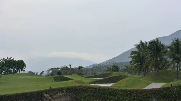 Dağların Arka Planda Golf Sahası Görünümü Stok Resim