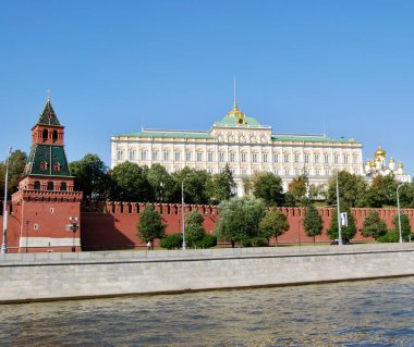 MOSCOW, RUSSIA - SEPTEMBER 5, 2009: Moskva Nehri 'nden Kremlin duvarlarının ve kulelerinin görüntüsü