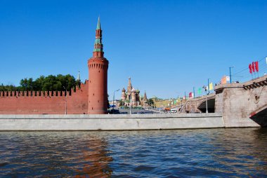 MOSCOW, RUSSIA - SEPTEMBER 5, 2009: Moskva Nehri 'nden Kremlin duvarlarının ve kulelerinin görüntüsü