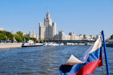 MOSCOW, RUSSIA - 5 EYLÜL 2009: Moskova Nehri boyunca nehir yürüyüşü