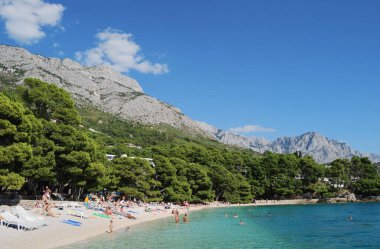Brela, Hırvatistan - 6 Eylül 2009: Turistler Adriyatik Denizi sahillerinde güneşlenip yüzüyorlar
