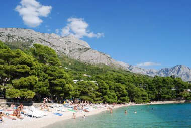 Brela, Hırvatistan - 6 Eylül 2009: Turistler Adriyatik Denizi sahillerinde güneşlenip yüzüyorlar