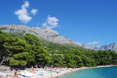 Brela, Hırvatistan - 6 Eylül 2009: Turistler Adriyatik Denizi sahillerinde güneşlenip yüzüyorlar