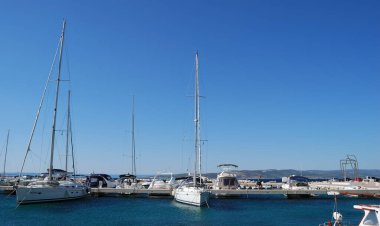 Baska Voda, Hırvatistan - 7 Eylül 2009: Baska Voda kasabasındaki Adriyatik Denizi 'ndeki yat limanının manzarası