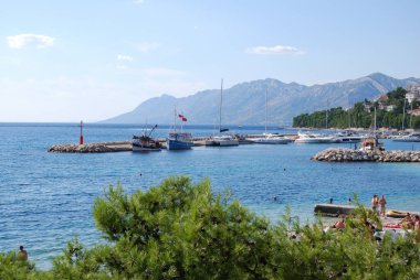 Baska Voda, Hırvatistan - 7 Eylül 2009: Baska Voda kasabasındaki Adriyatik Denizi 'ndeki yat limanının manzarası