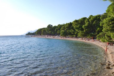 Brela, Hırvatistan - 7 Eylül 2009: Turistler Adriyatik Denizi sahillerinde güneşlenip yüzüyorlar