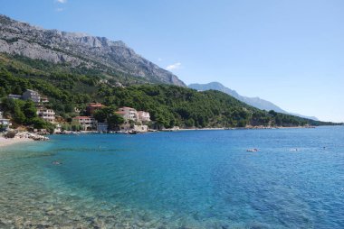 Brela, Hırvatistan - 6 Eylül 2009: Turistler Adriyatik Denizi sahillerinde güneşlenip yüzüyorlar