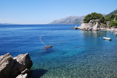Brela, Hırvatistan - 6 Eylül 2009: Turistler Adriyatik Denizi sahillerinde güneşlenip yüzüyorlar